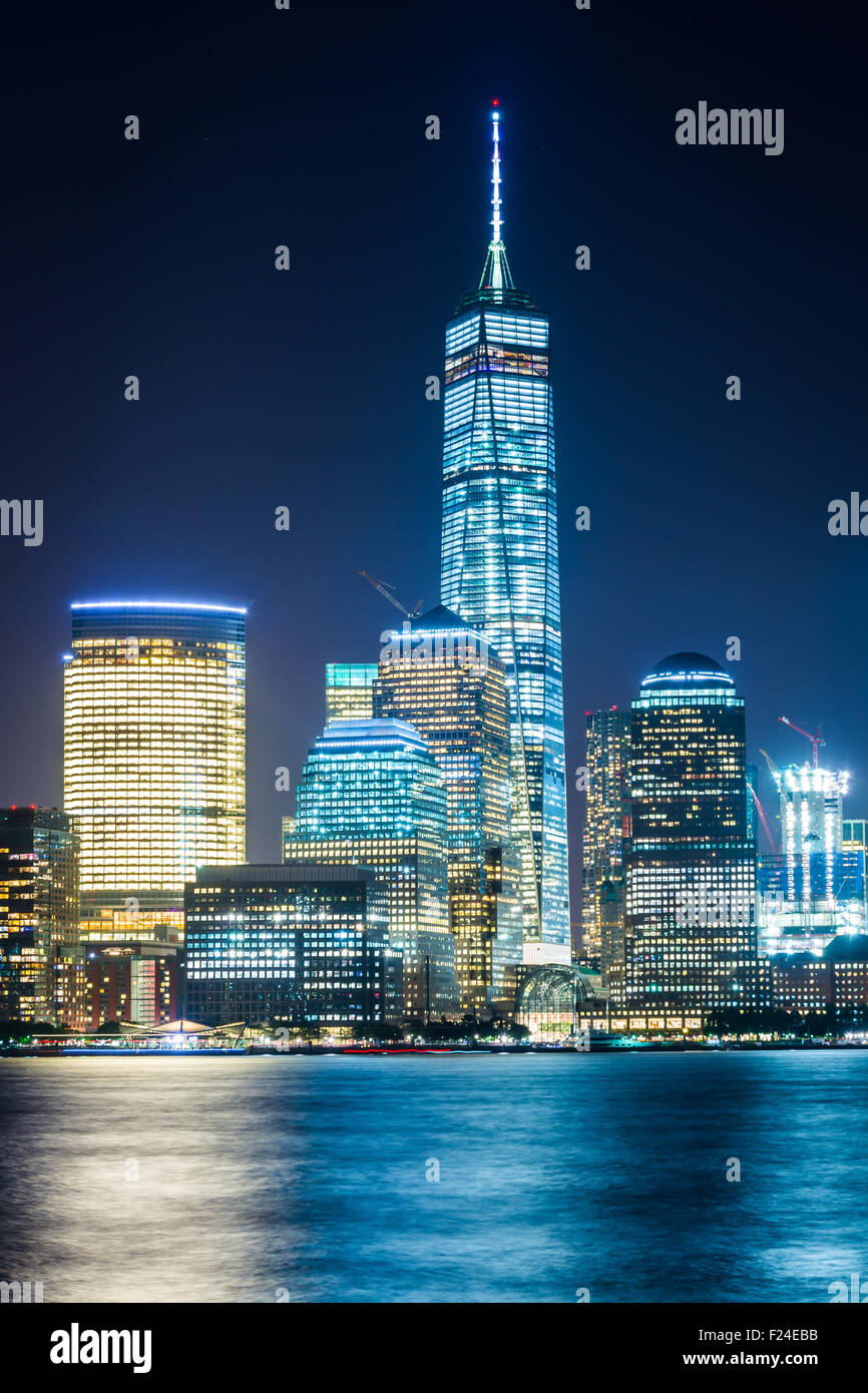Blick auf die Lower Manhattan Skyline bei Nacht, von Exchange Place, in Jersey City, New Jersey. Stockfoto