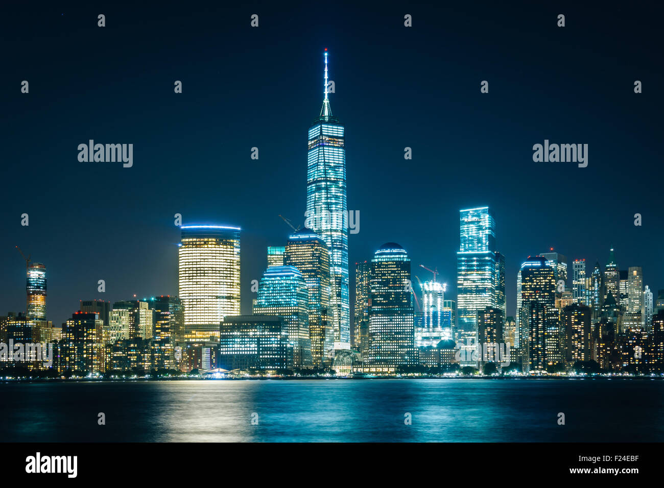 Blick auf die Lower Manhattan Skyline bei Nacht, von Exchange Place, in Jersey City, New Jersey. Stockfoto