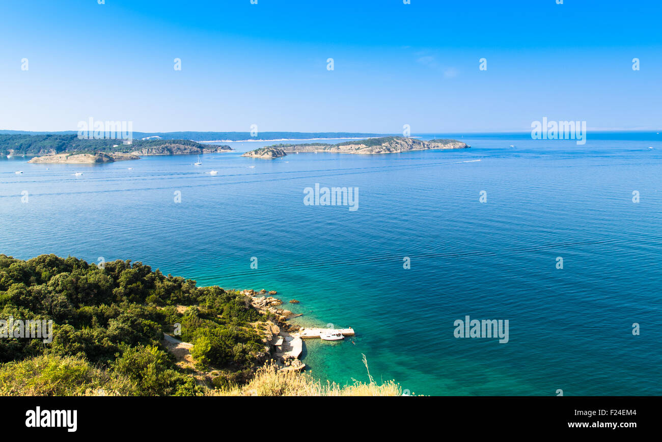 Das kristallklare Meer rund um die Insel Rab, kroatischen Urlaubsort. Stockfoto