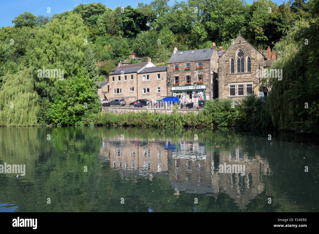 Cromford, Derbyshire, UK.11th September 2015. Warmen Sie sonnigen Tag in den Peak District Dorf Cromford, Scarthin Buchhandlung spiegelt sich in den Mühlenteich. Wetter am Samstag mit starkem Wind und Regen Prognose für einen Großteil des Königreichs zu ändern. Bildnachweis: IFIMAGE/Alamy Live-Nachrichten Stockfoto