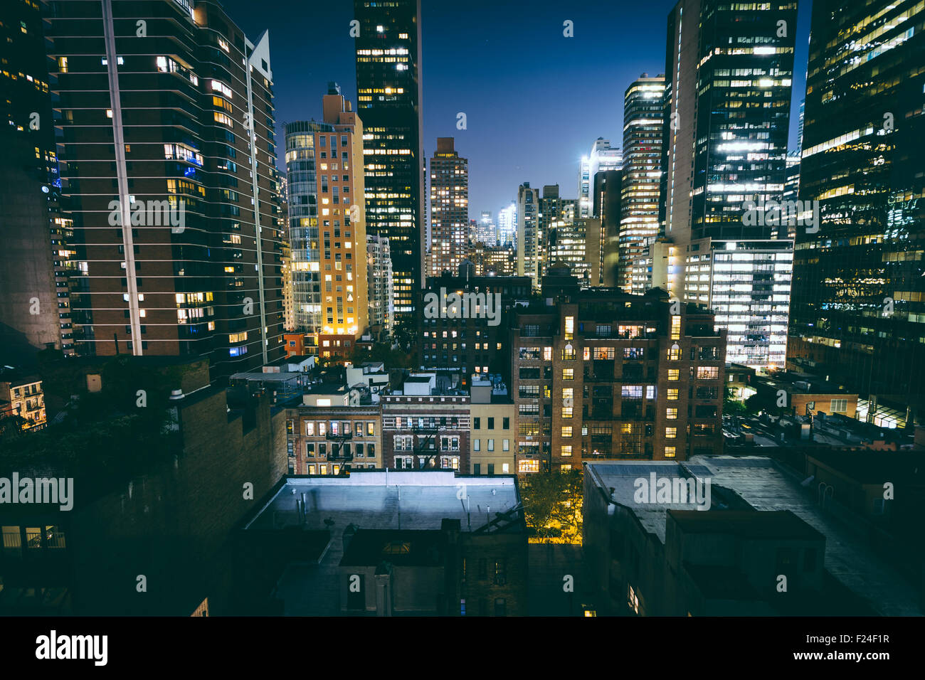 Ansicht von Gebäuden in Midtown East in der Nacht in Manhattan, New York. Stockfoto