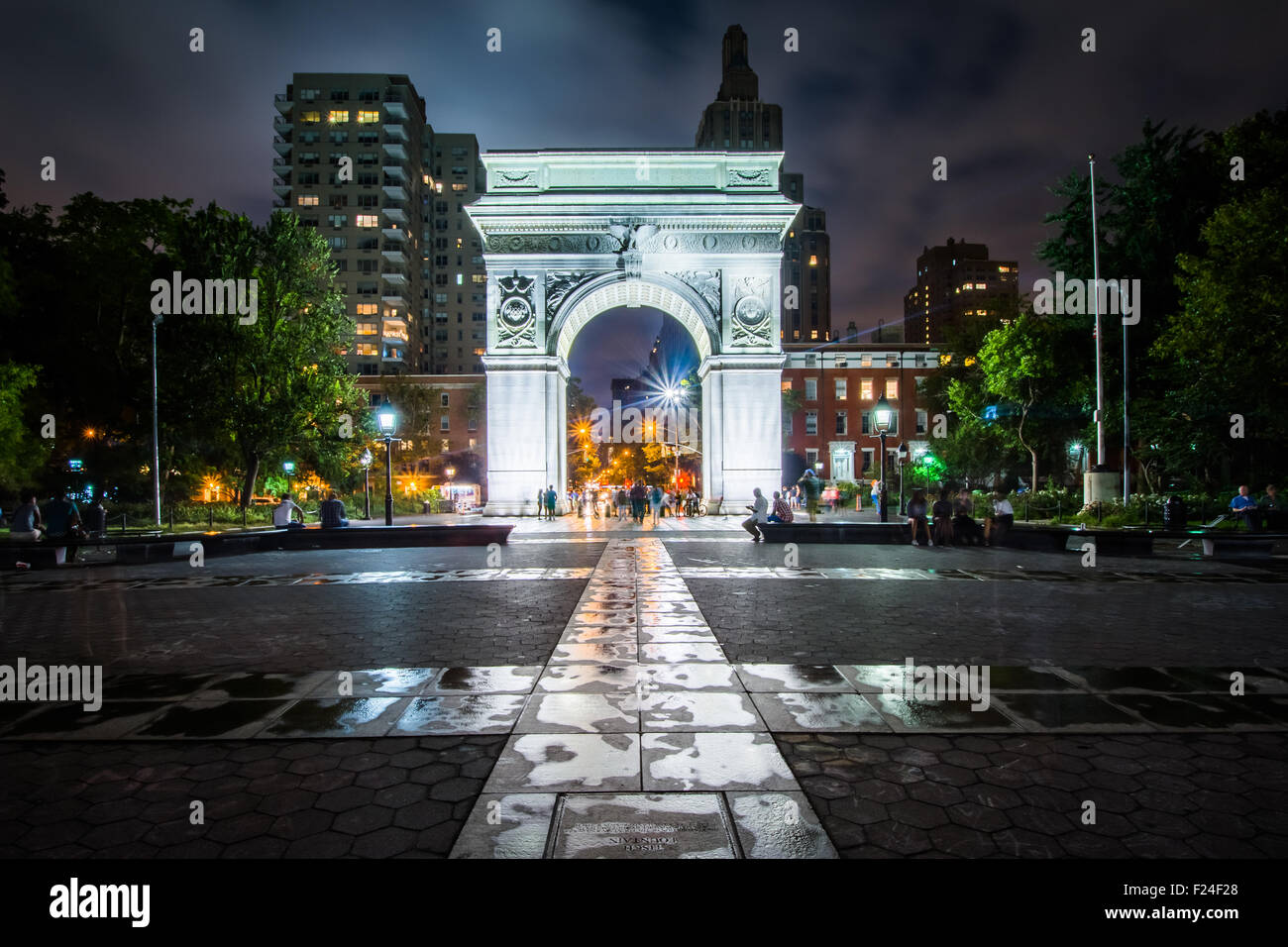Die Washington Arch in der Nacht, im Washington Square Park, Greenwich Village, Manhattan, New York. Stockfoto
