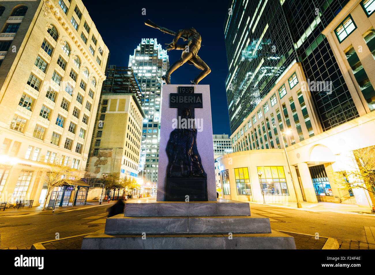 Das Katyń-Denkmal in der Nacht, in Jersey City, New Jersey. Stockfoto