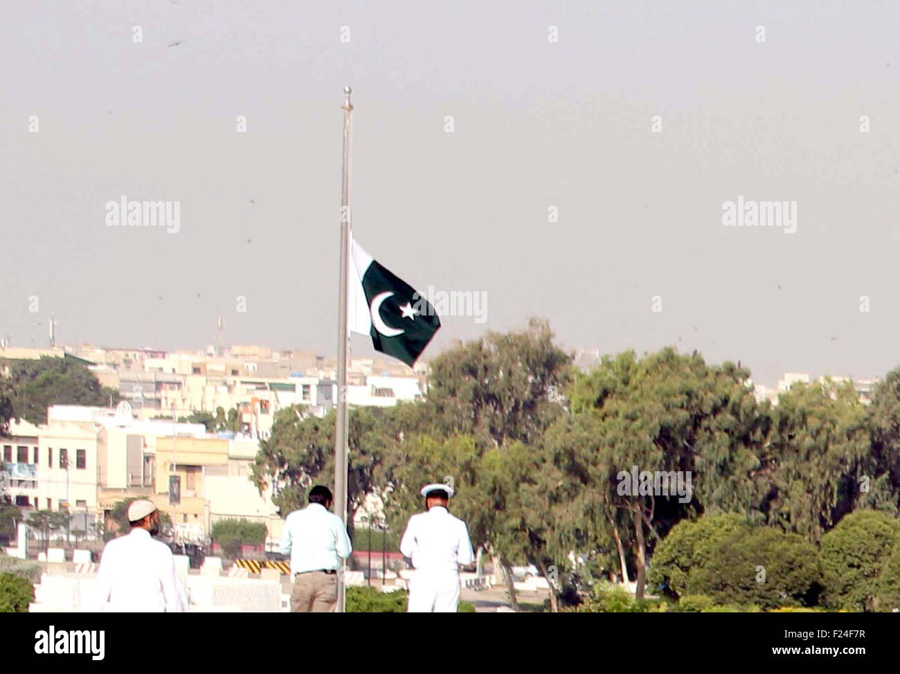 Die erhöhte Pakistan Flagge gesehen niedriger anlässlich Quaid-e-Azam Muhammad Ali Jinnahs 67. Todestag am Mausoleum in Karatschi auf Freitag, 11. September 2015. Stockfoto