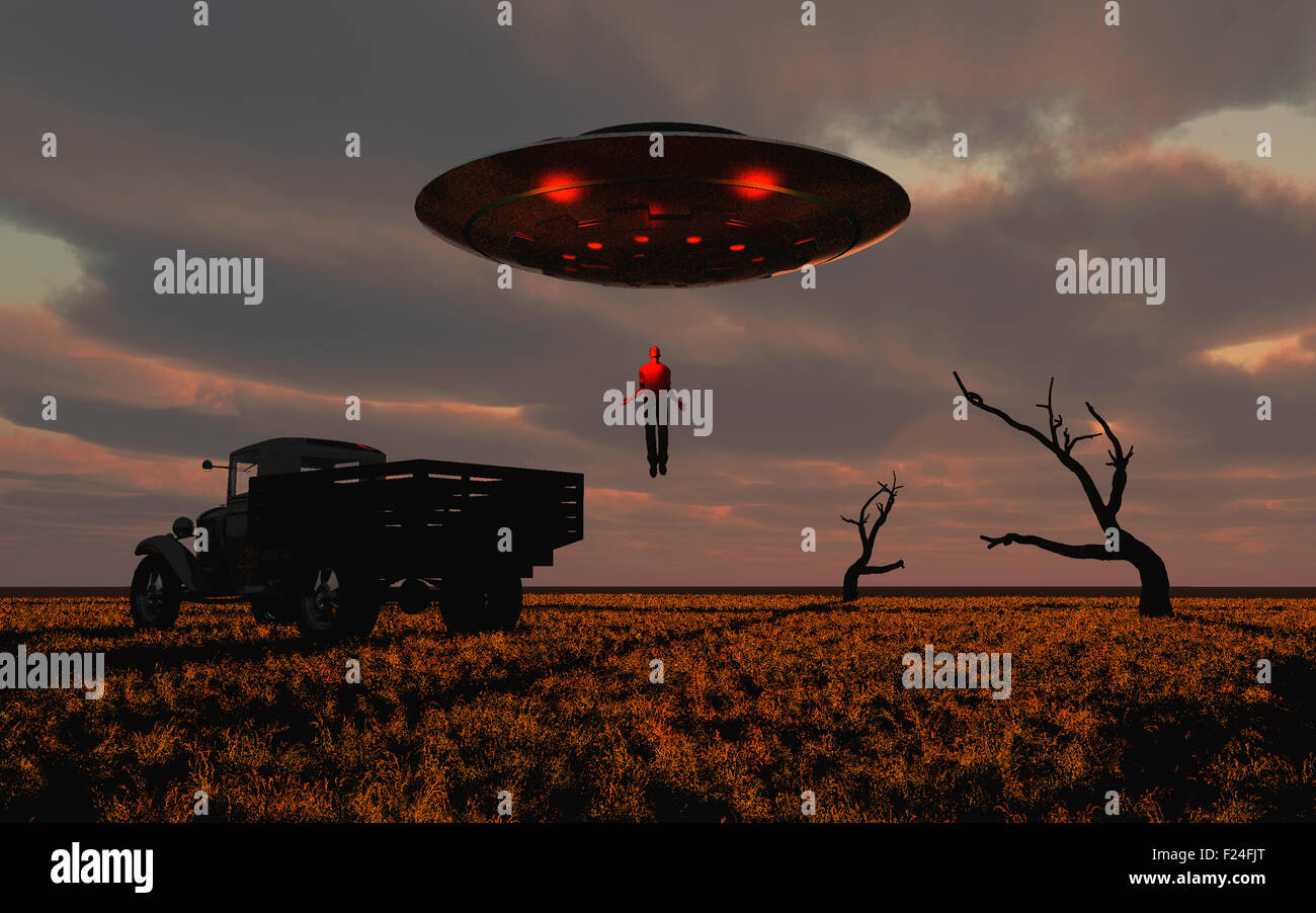 Entführung durch Außerirdische: Ein Mann wird in ein UFO schwebte. Stockfoto