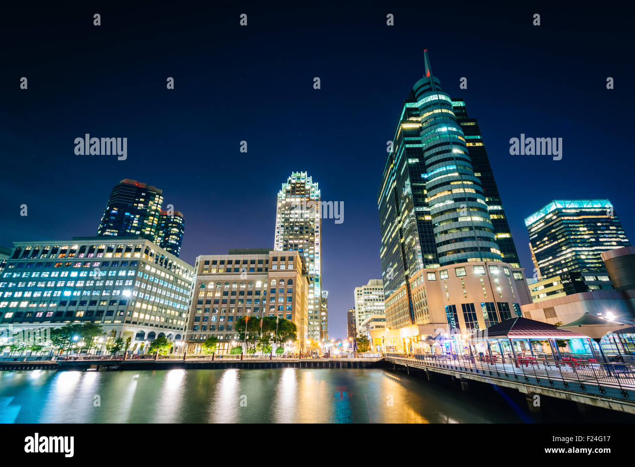 Hochhäuser am Exchange Place in der Nacht, in Jersey City, New Jersey. Stockfoto