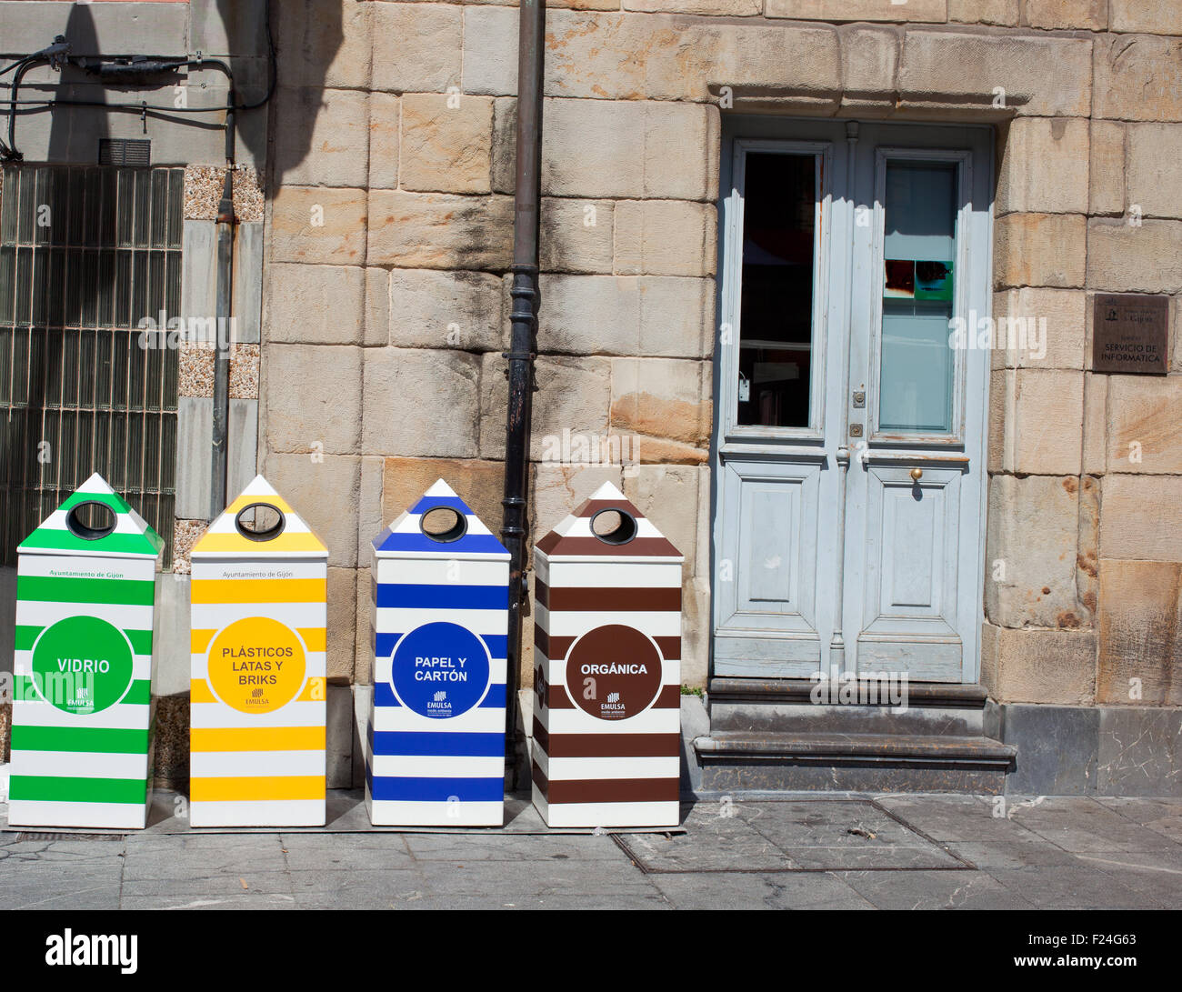 Vier Container für das recycling von Papier, Metall, Kunststoff und Glas - Gijón, Asturien Stockfoto