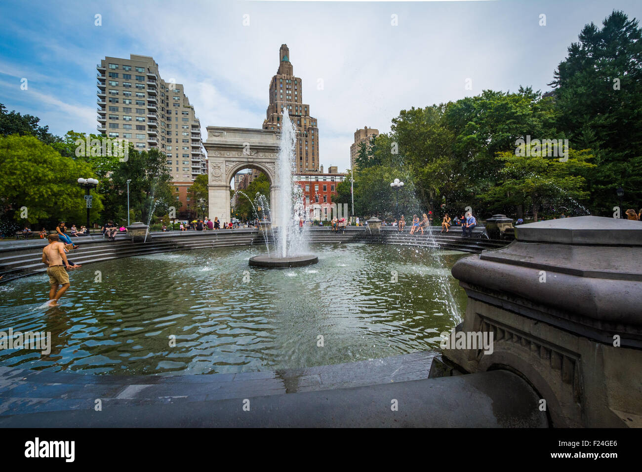 Brunnen und den Washington Arch im Washington Square Park, Greenwich Village, Manhattan, New York. Stockfoto