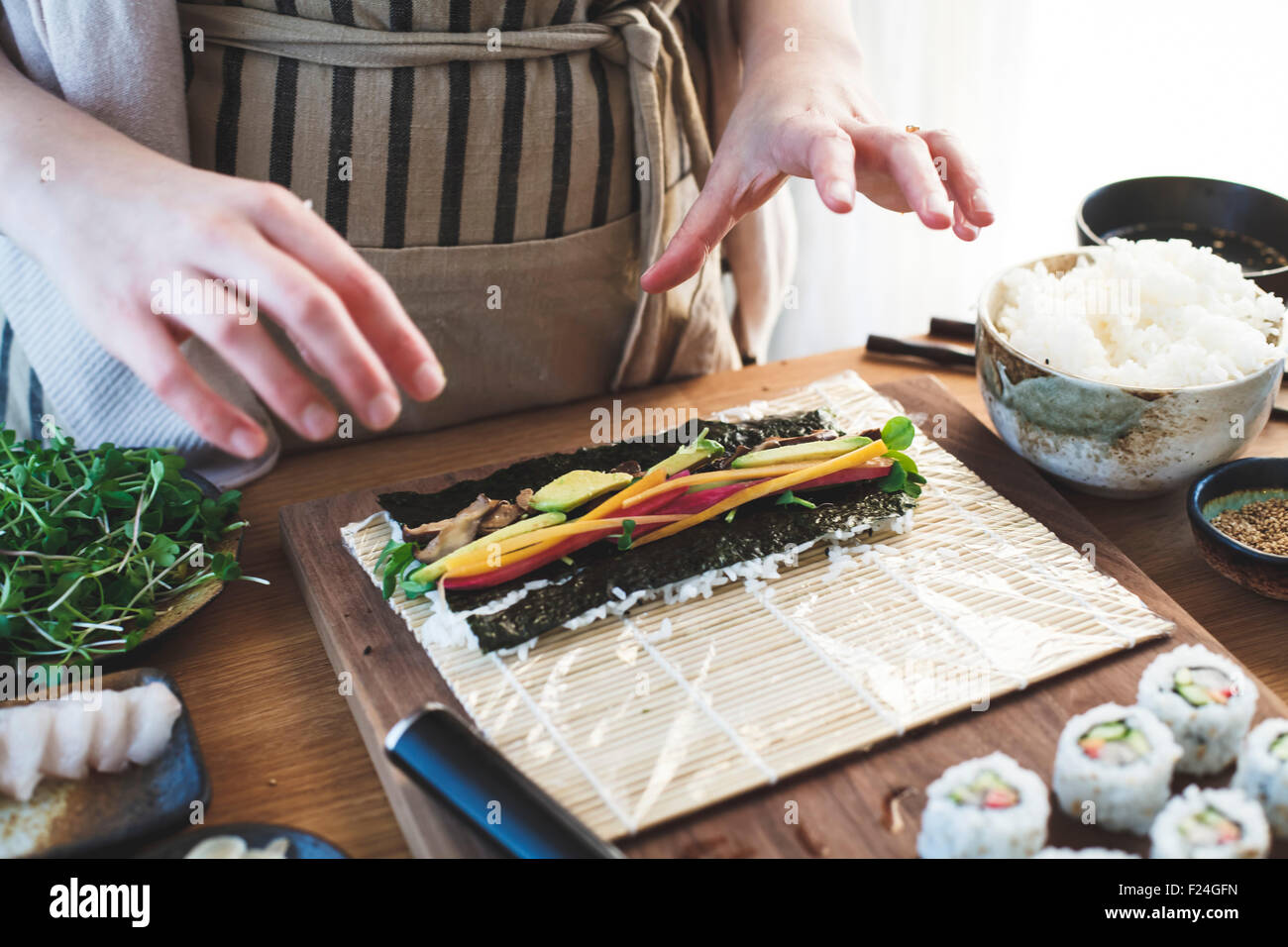 Die Herstellung von Sushi. Gerollte SushiZubereitung Stockfotografie
