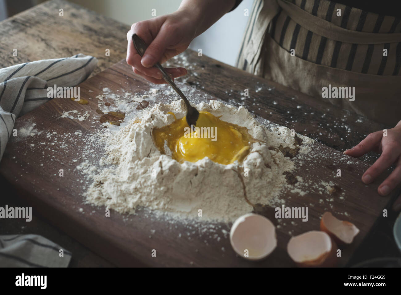 Eiern und Mehl mischen, fertig zum Backen. Stockfoto