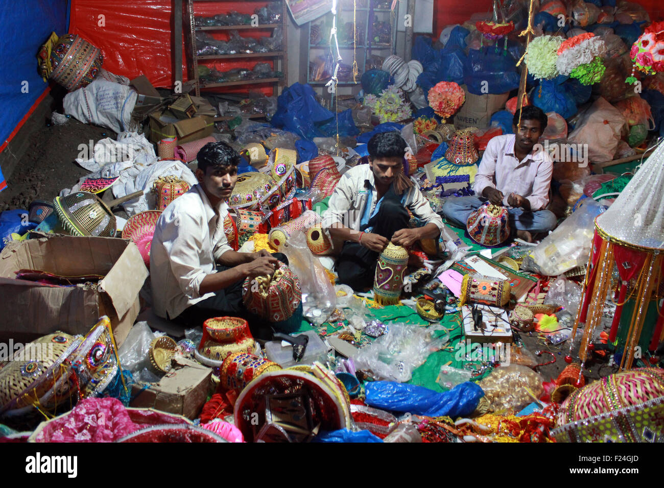 Arme Männer machen traditionelle Laternen zum Verkauf hinter einem Streetside-Shop, anlässlich des Diwali-fest in Indien Stockfoto