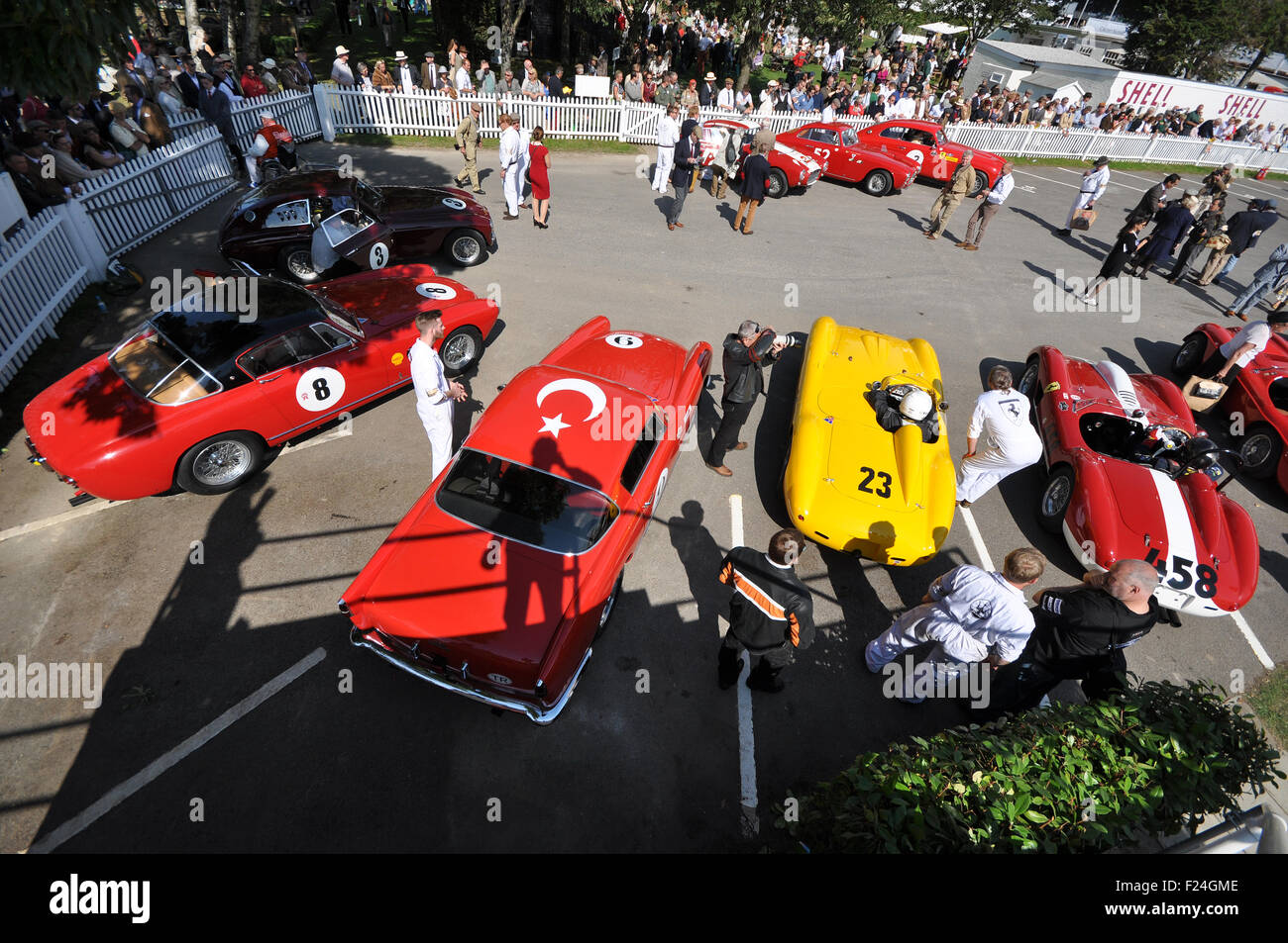 Goodwood Revival 2015. Montagebereich für Ferrari-Rennen, klassische Ferrari-Rennwagen von oben Stockfoto