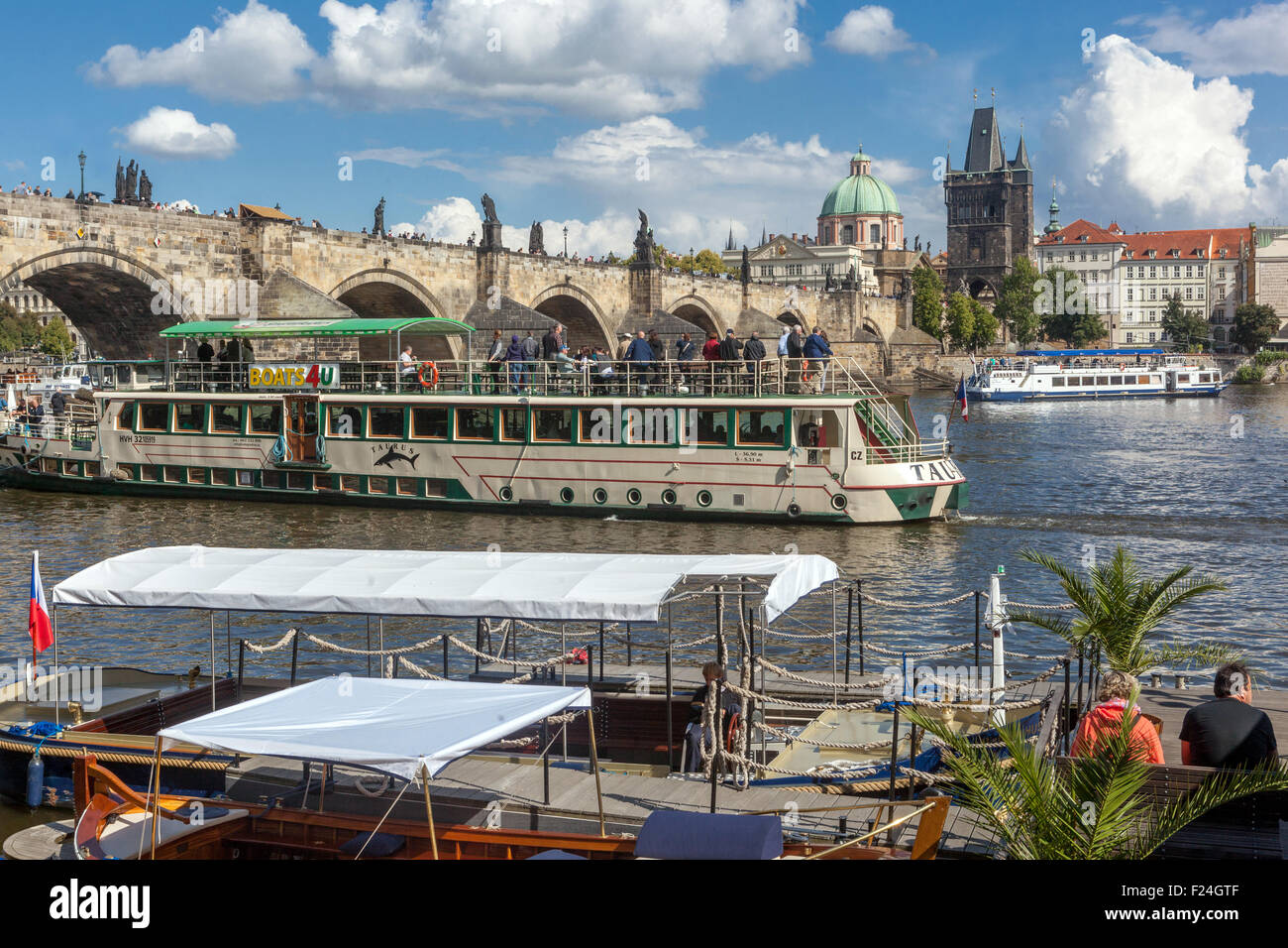 Prag Karlsbrücke Moldau Flussboot, Prag Fluss Tourismus Tschechische Republik Stockfoto