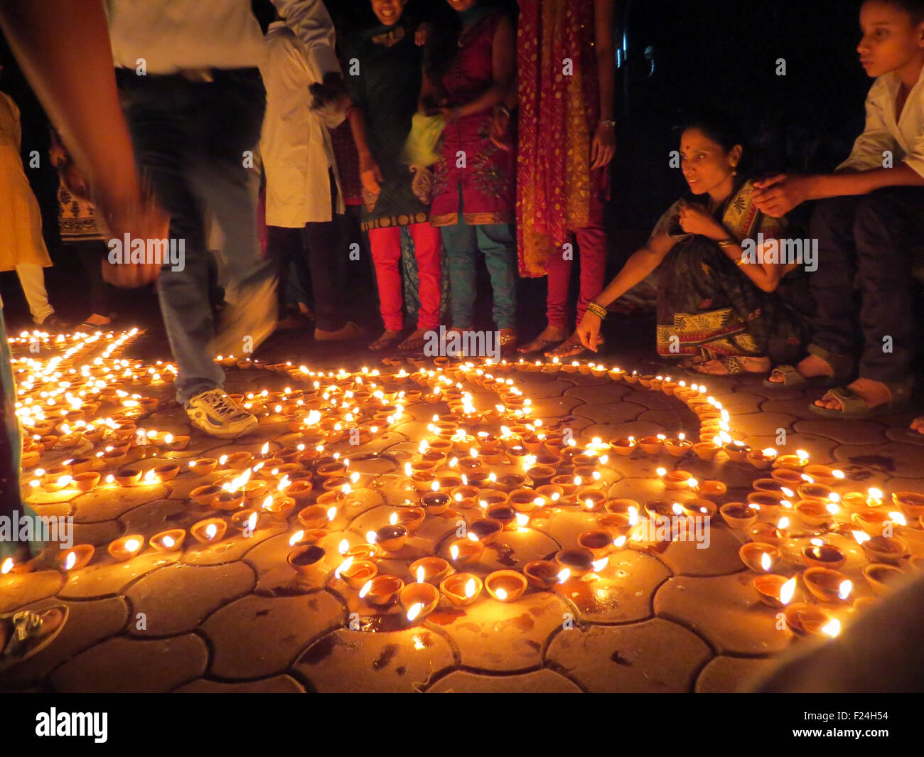 Leute aus Indien Leuchten traditionelle irdenen Lampen anlässlich Diwali Festival feiern. Stockfoto