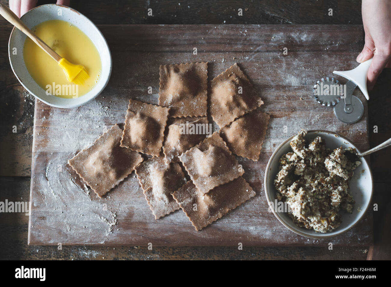 Das Kochen von Kastanienmehl Ravioli mit Artischocken, Erbsen und Enoki Pilze. Stockfoto