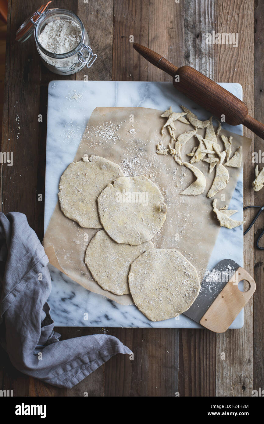 Teig für Galettes. Stockfoto