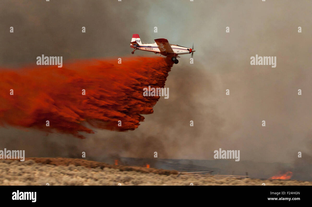 Eine Piper Pawnee air Tanker Tropfen feuerhemmenden auf Barry Punkt Feuer brennen in Fremont-Winema National Forest 24. September 2012 in Glendale, Oregon. Stockfoto