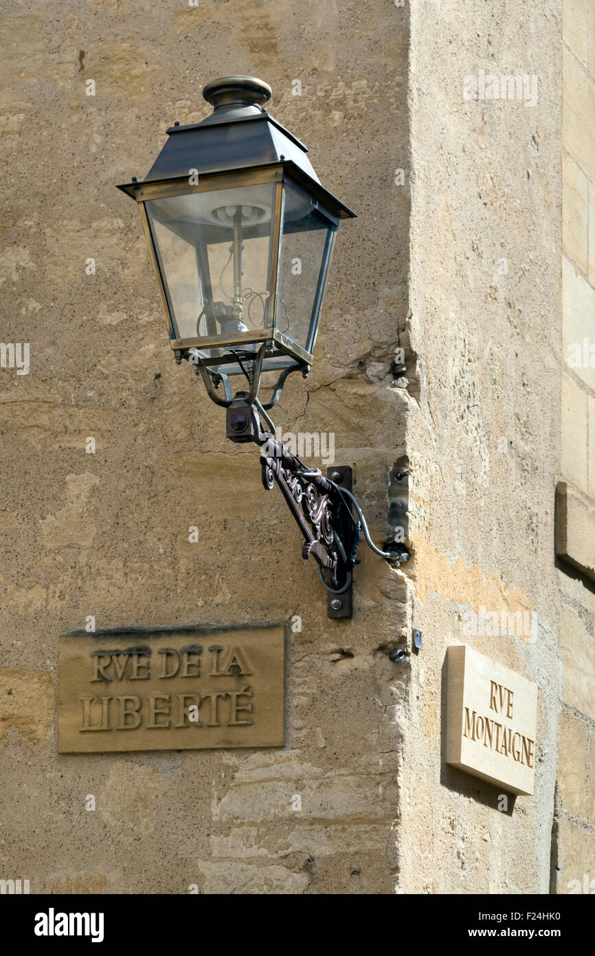 Dekorative Straßenlaterne schmückt die Ecke von der Place De La Liberte in Sarlat, Frankreich Stockfoto