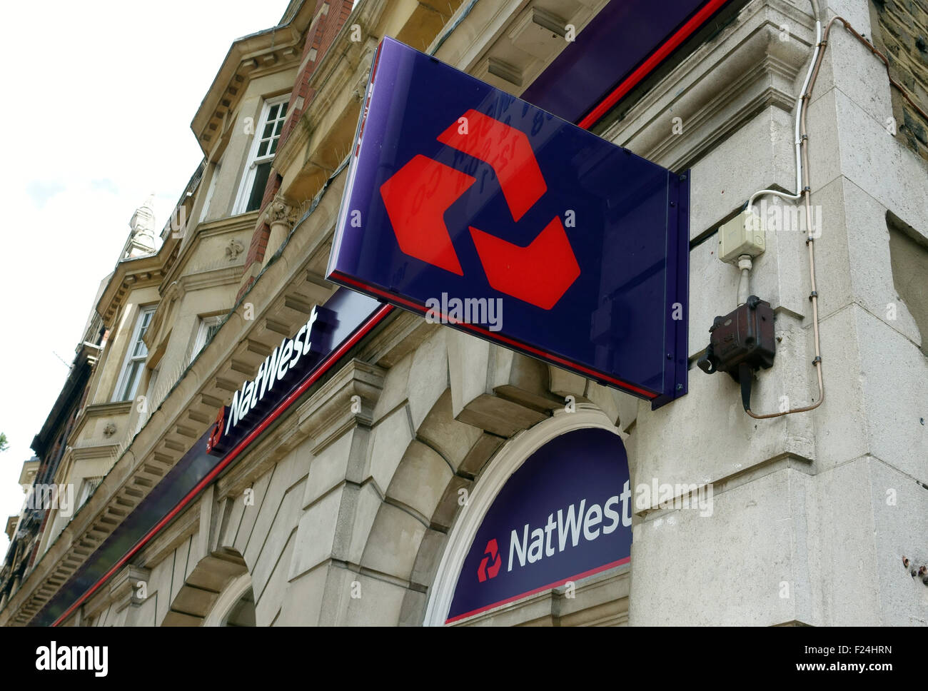 Zeichen und Logos auf Zweig der NatWest Bank, London Stockfoto