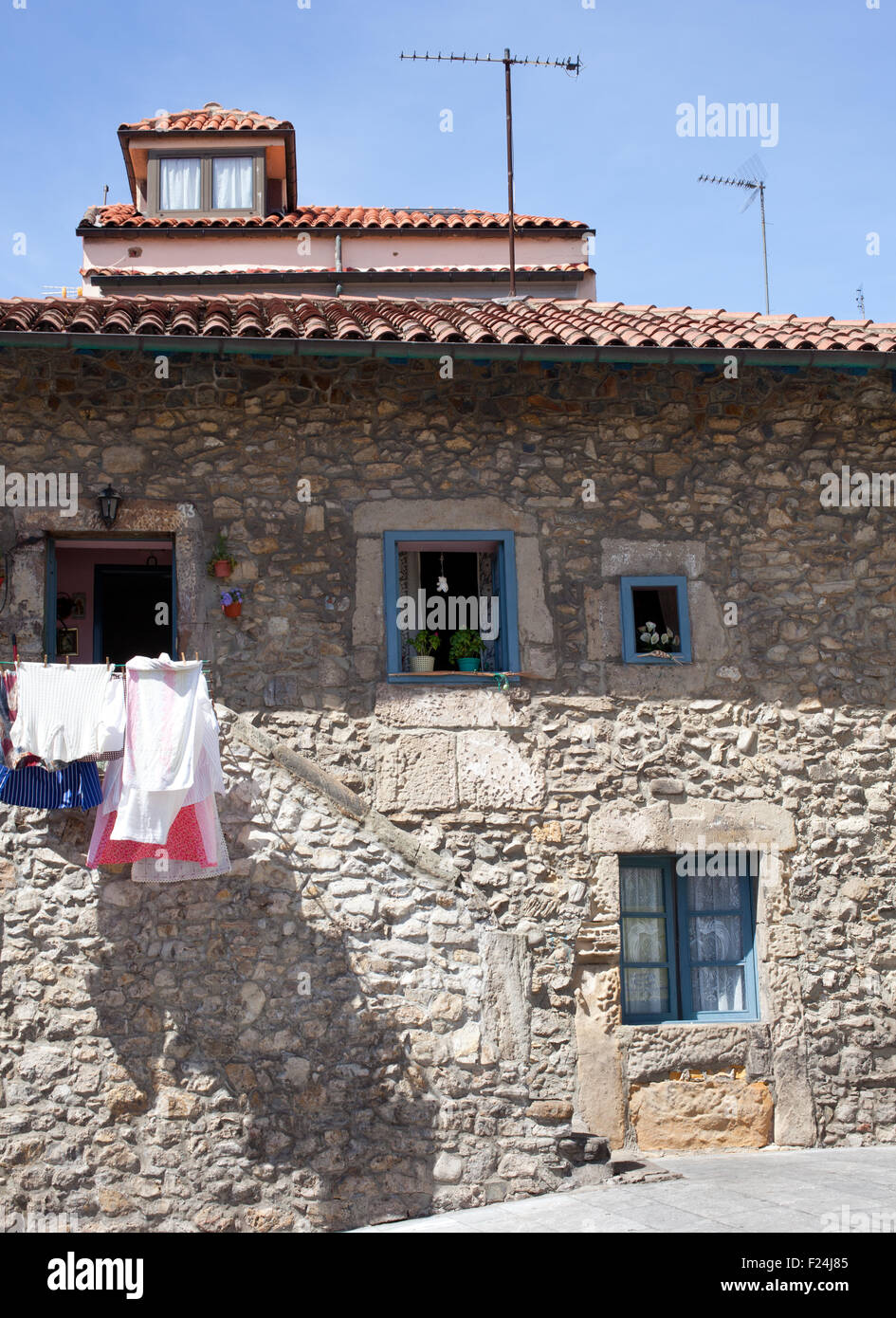 Weiße Wäsche hängen zum Trocknen in einem Haus aus Stein Stockfoto