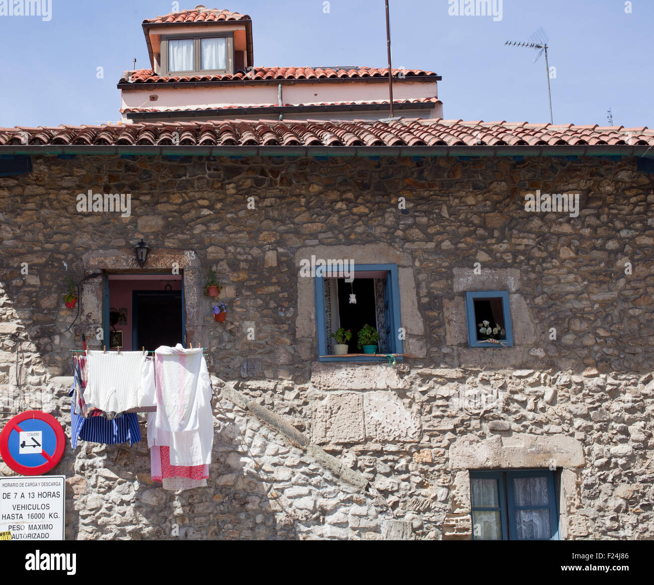 Weiße Wäsche hängen zum Trocknen in einem Haus aus Stein Stockfoto