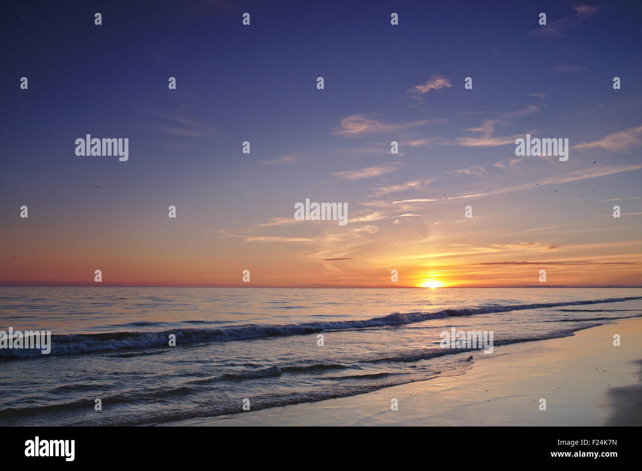 Strand im Sommer am Ende des Tages. Sonnenuntergang an der Algarve, Portugal Stockfoto