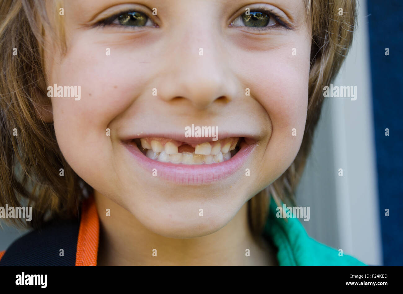 Eine lächelnde junge Blätter für seinen ersten Schultag in Vancouver, British Columbia, Kanada. Stockfoto