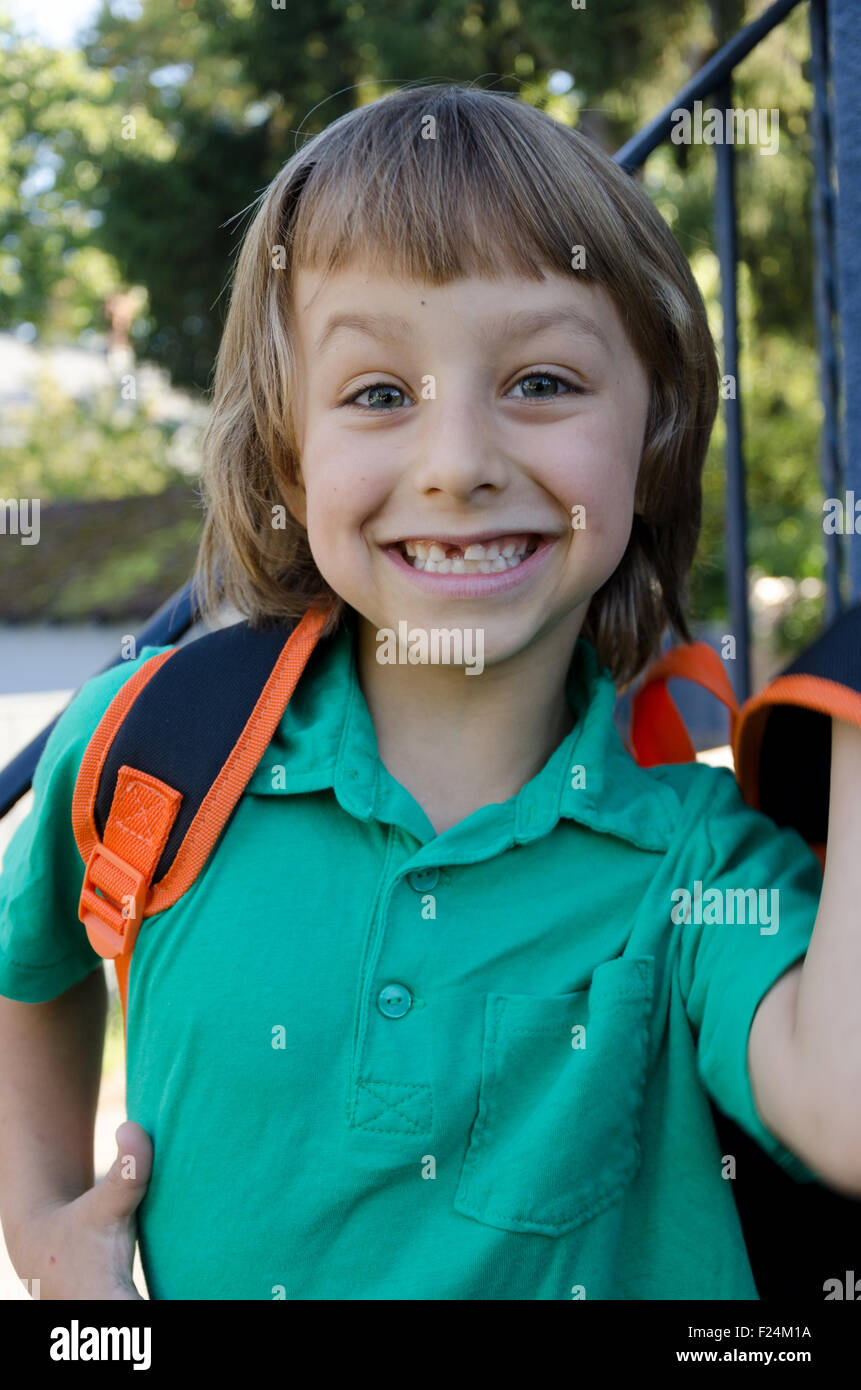 Eine lächelnde junge Blätter für seinen ersten Schultag in Vancouver, British Columbia, Kanada. Stockfoto