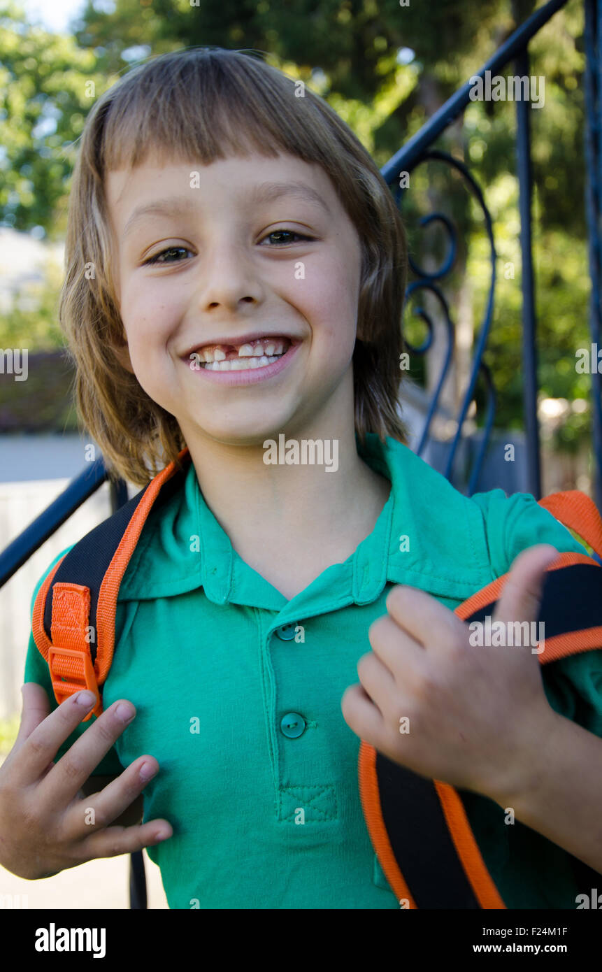 Eine lächelnde junge Blätter für seinen ersten Schultag in Vancouver, British Columbia, Kanada. Stockfoto
