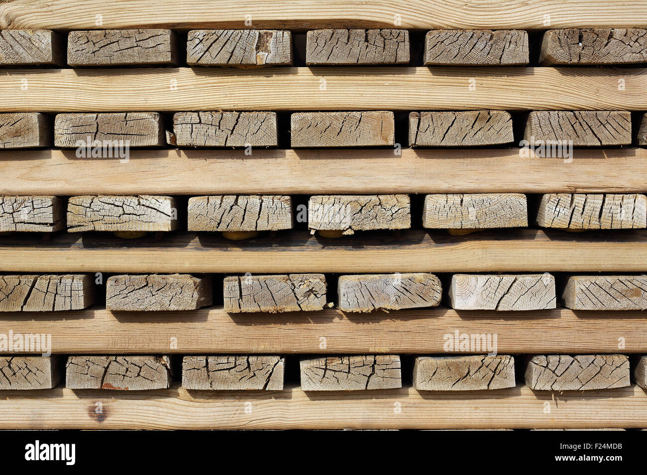 Holzplatten ordentlich aufeinander gefaltet Stockfoto