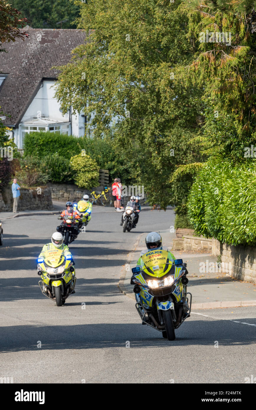 Polizei-Motorradfahrer auf der 6. Etappe der Tour of Britain 2015 Matlock Derbyshire UK Stockfoto