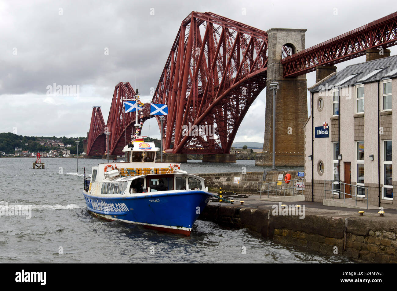 Das "Forth Belle" Boot, das Passagiere aus South Queensferry, in der Nähe von Edinburgh, auf der Insel Inchcolm trägt. Forth-Brücke. Stockfoto