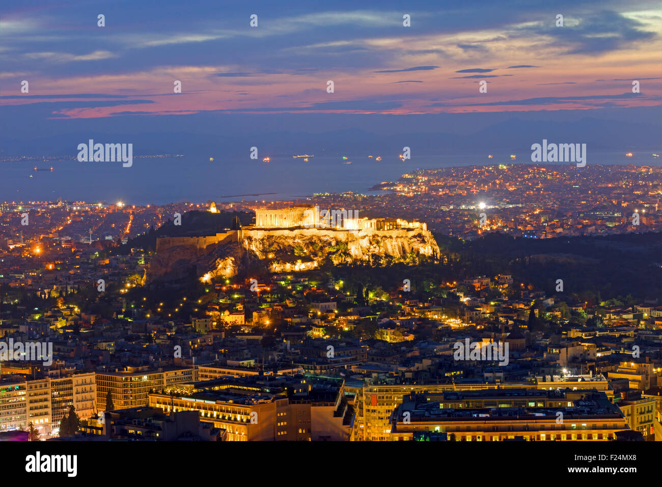 Blick über Athen von Mount Lycabettus nach Sonnenuntergang Stockfoto