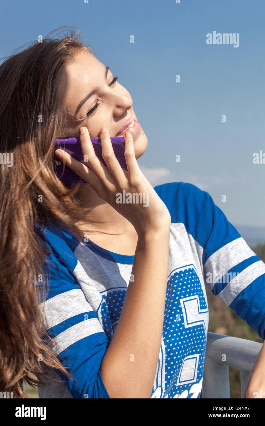 Genießen Teenager Mädchen telefonieren am Telefon Stockfoto