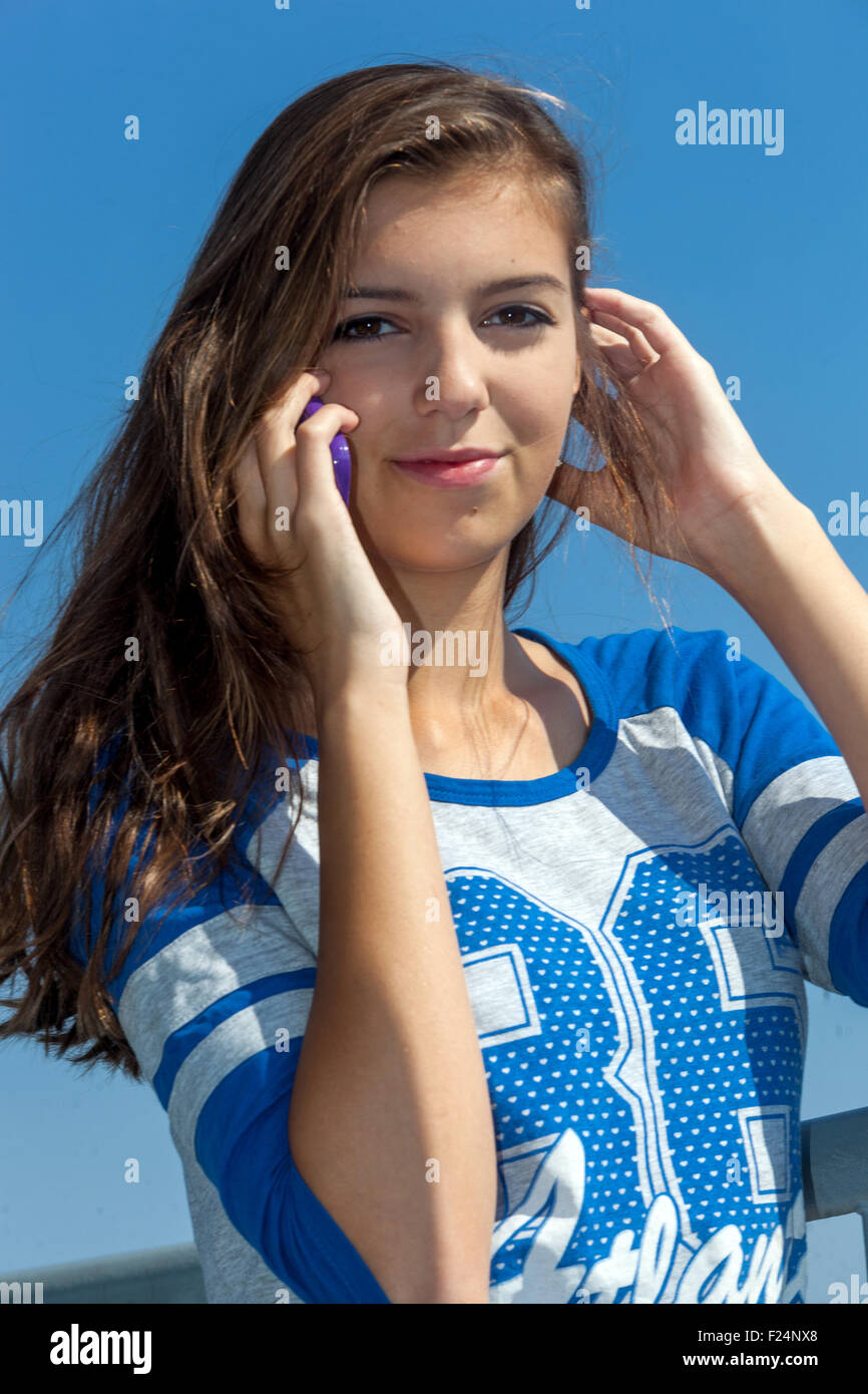 Teenager Mädchen am Telefon Teen Mädchen, das am Telefon spricht Alter, Junge Teenager 15 16 17 Jahre alt Person Jugendfrau, glückliches Teenager Mädchen Gesicht glücklich attraktiv Stockfoto