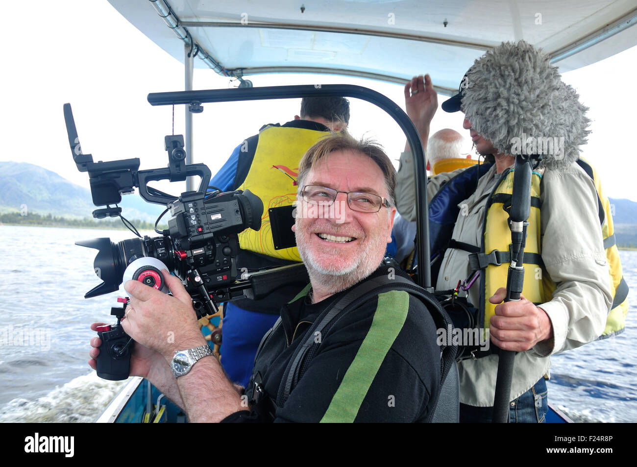 Kameramann und Tonmeister bei der Arbeit auf dem See Stockfoto