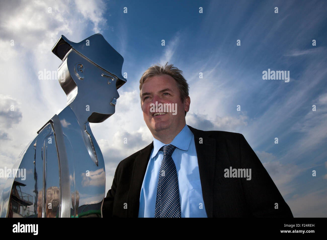 Knott-Ende, Pressal, Lancashire UK. Ausbildung & Development Manager, Kris Mercer mit der Lowry-Statue von WEC Group Ltd Lehrlinge preisgekrönte Ausbildungsakademie in Darwen, die das Werk geschaffen haben, die entwickelt wurde, in Edelstahl und wird erstellt stehen mehr als 5ft hoch auf der Fähre-Slip-Website. Das Projekt hat von Tom Elliot, Bereichsleiter bei WEC-Gruppe m-Tec Arm, der architektonischen Metallarbeiten Fertigung spezialisiert, betreut worden und ist die dritte Skulptur Hommage an LS Lowry im Vereinigten Königreich, mit den anderen zwei befindet sich im Mottram und Manchester.  Bildnachweis: Cernan Elias/Alamy Li Stockfoto
