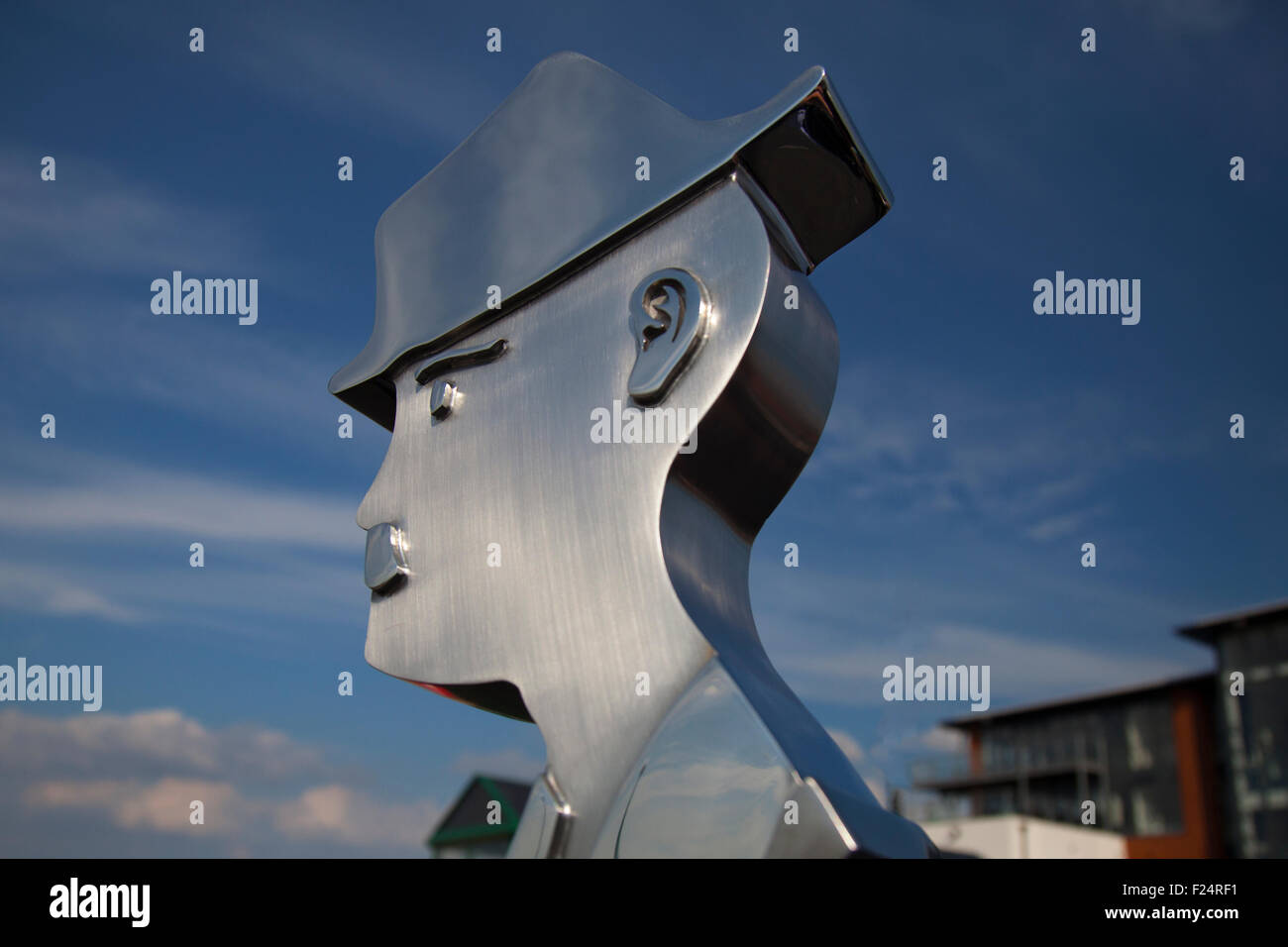 Knott-Ende, Pressal, Lancashire UK. 11. September 2015. Die Lowry-Statue von WEC Group Ltd Lehrlinge in WEC Gruppe preisgekrönte Training Academy in Darwen erstellt haben die Statue, die wurde in Edelstahl und stehen mehr als 5ft hoch auf der Fähre-Slip-Website erstellt. Das Projekt hat von Tom Elliot, Bereichsleiter bei WEC-Gruppe m-Tec Arm, der architektonischen Metallarbeiten Fertigung spezialisiert, betreut worden und ist die dritte Skulptur Hommage an LS Lowry im Vereinigten Königreich, mit den anderen zwei befindet sich im Mottram und Manchester.  Bildnachweis: Cernan Elias/Alamy Live-Nachrichten Stockfoto