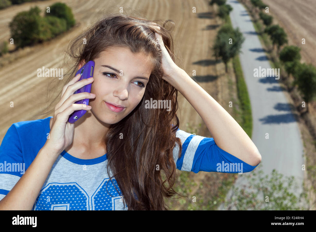 Jugendlicher Mädchen Gespräch am Handy Stockfoto