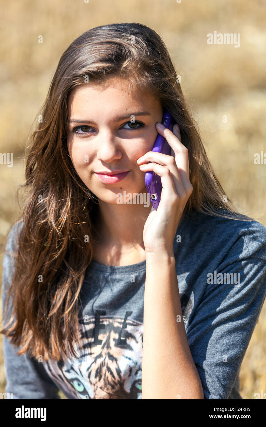 Teenager-Mädchen telefonieren mit Handy Stockfoto