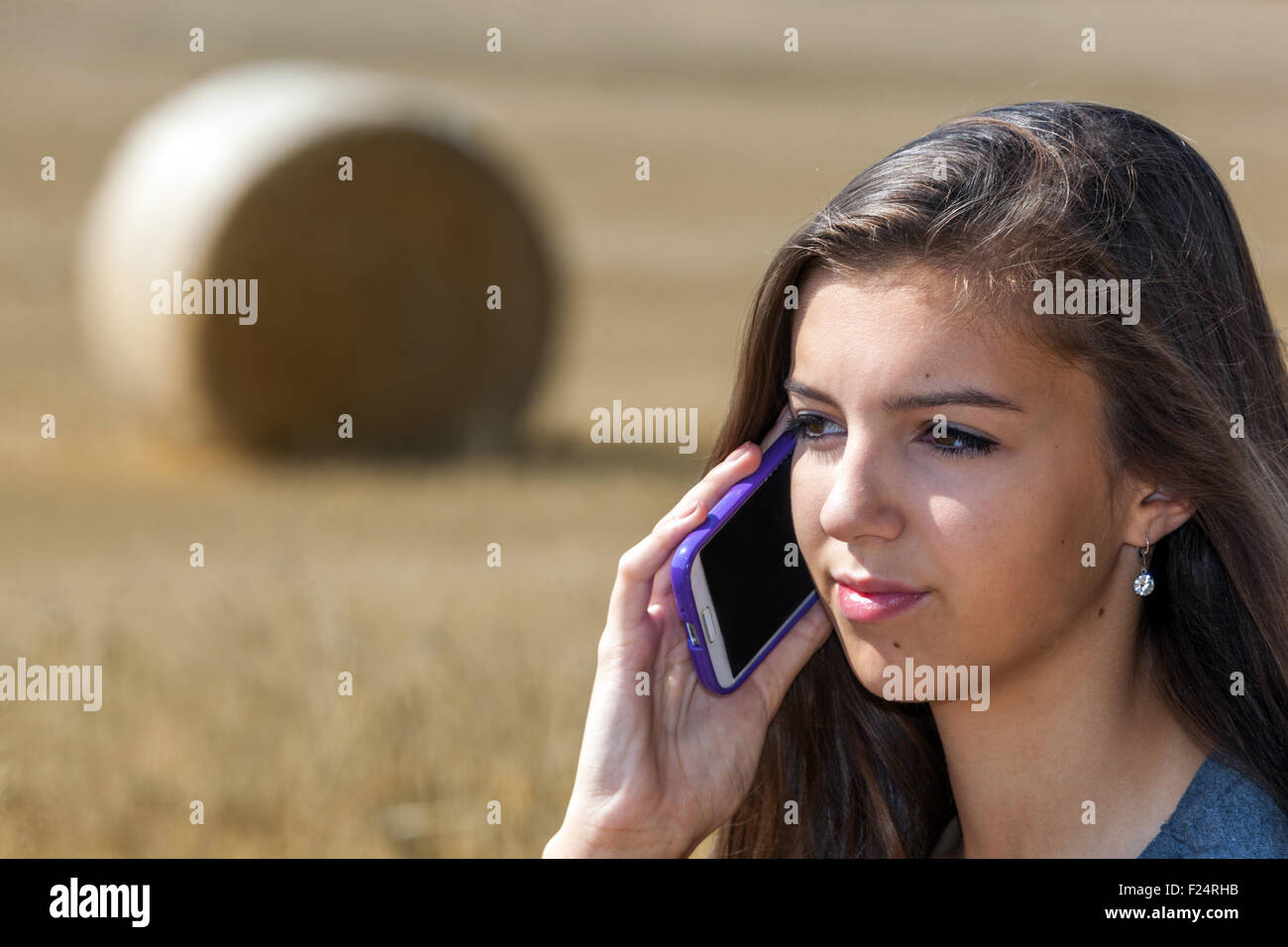 Teenager-Mädchen telefonieren mit Handy Stockfoto