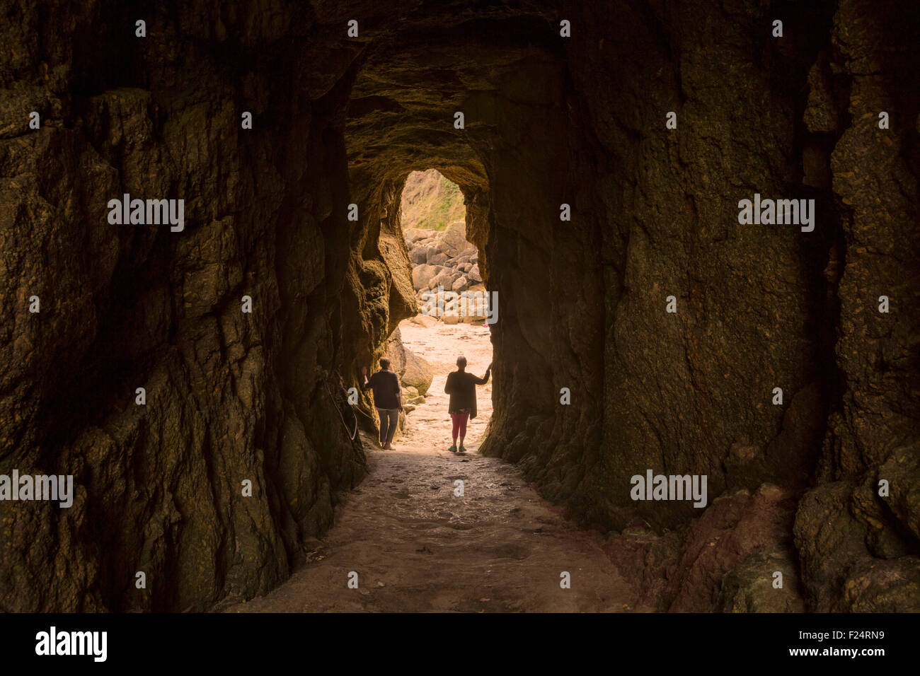 Touristen schauen Sie sich die versteckte Höhle für Dreharbeiten in Poldark verwendet Stockfoto