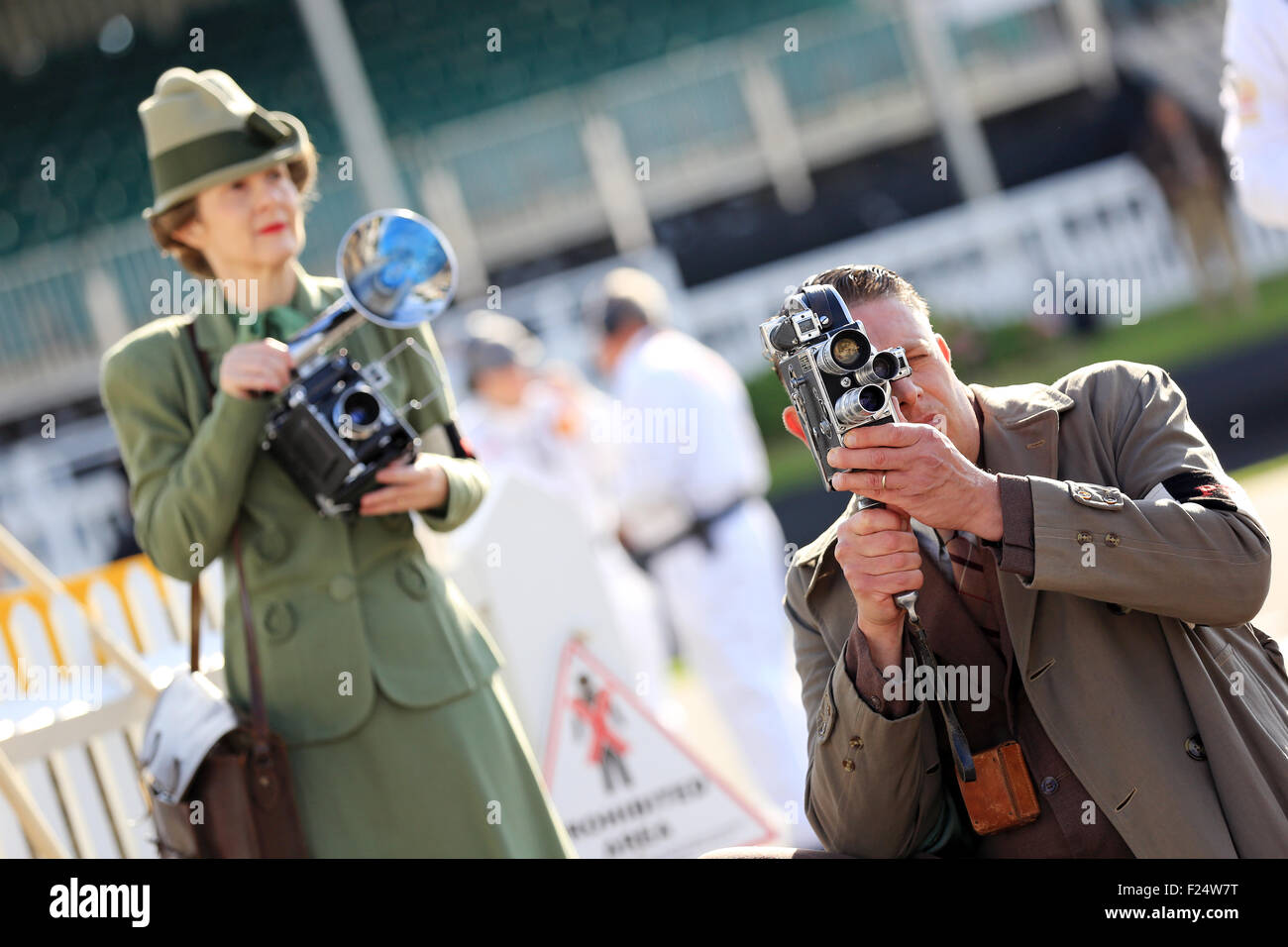 Chichester, West Sussex, UK. 11. September, 2015. Vintage Fotografie heute am Goodwood Revival, Chichester, West Sussex abgebildet. Das Goodwood Revival ist eine dreitägige Autofahren Festival jedes Jahr im September im Goodwood Motor Circuit für Straßenrennen Autos und Motorrad, die in der Schaltung original Zeitraum teilgenommen haben würde – 1948 – 1966. Bildnachweis: Oliver Dixon/Alamy Live-Nachrichten Stockfoto