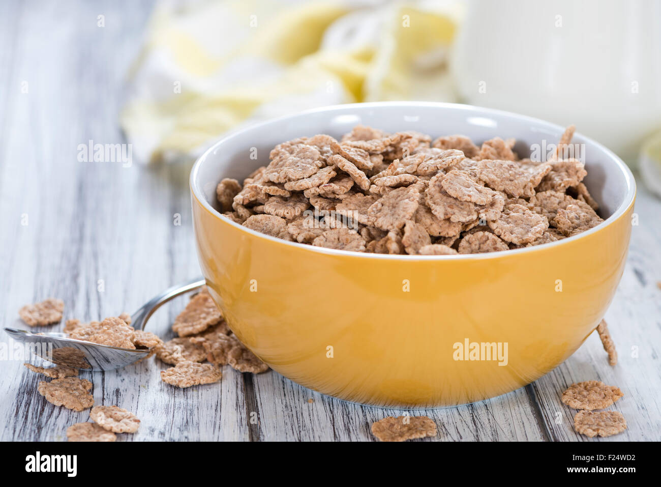 Vollkorn-Cornflakes (in einer Schüssel) auf hölzernen Hintergrund Stockfoto