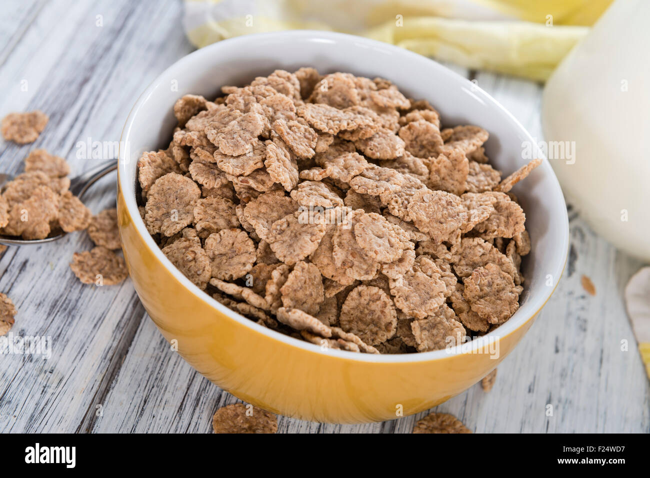Vollkorn-Cornflakes (in einer Schüssel) auf hölzernen Hintergrund Stockfoto