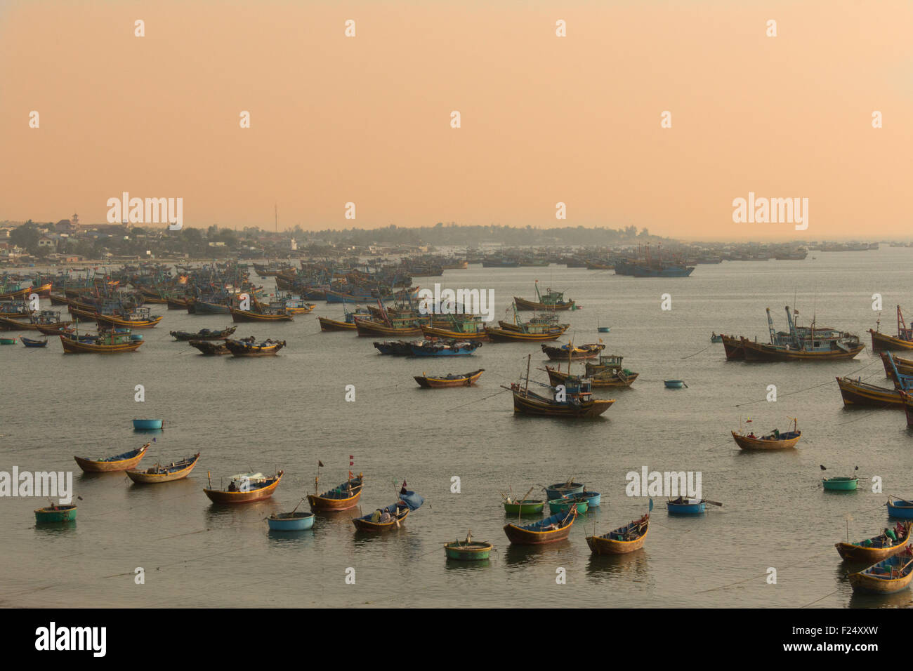 Fischerboote im Hafen von Mui Ne, Vietnam Stockfoto