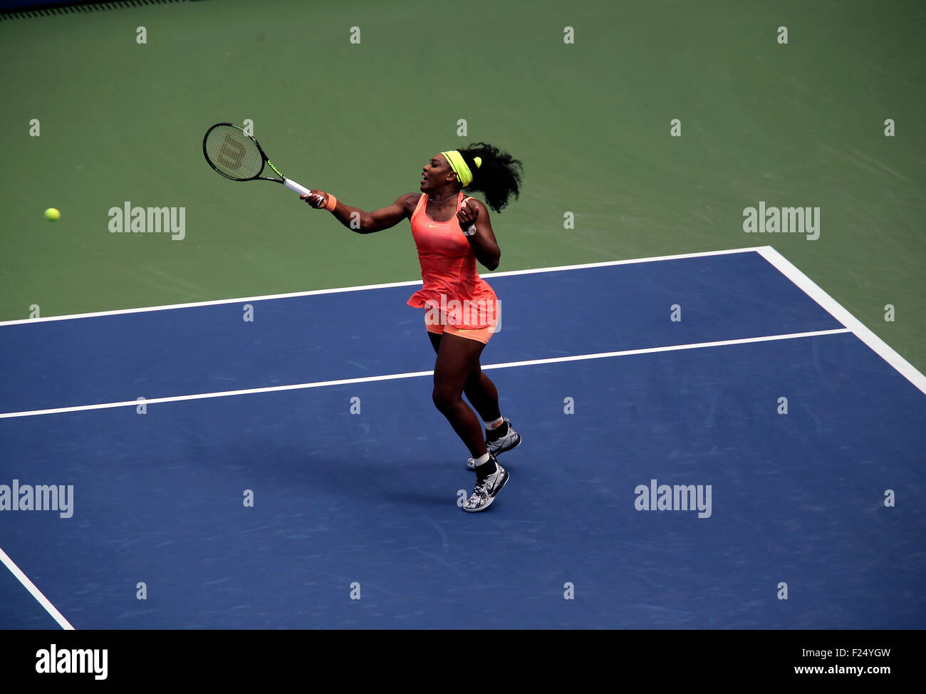 Flushing Meadows, New York, USA. 11. September, 2015. Serena Williams gibt einen Schuss auf Roberta Vinci Italiens in ihrem Halbfinale bei den US Open in Flushing Meadows, New York am Nachmittag des 11. September 2015 zurück.  Vinci gewann das Spiel 2-6, 6-4, 6-4, also Williams-Gebot für ein Grand Slam. Bildnachweis: Adam Stoltman/Alamy Live-Nachrichten Stockfoto