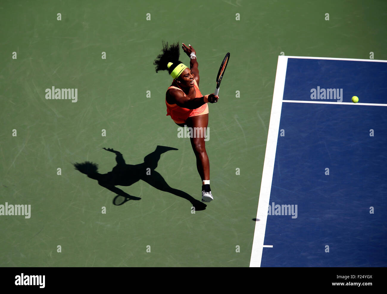 Flushing Meadows, New York, USA. 11. September, 2015. Serena Williams gibt einen Schuss auf Roberta Vinci Italiens in ihrem Halbfinale bei den US Open in Flushing Meadows, New York am Nachmittag des 11. September 2015 zurück.  Vinci gewann das Spiel 2-6, 6-4, 6-4, also Williams-Gebot für ein Grand Slam. Bildnachweis: Adam Stoltman/Alamy Live-Nachrichten Stockfoto
