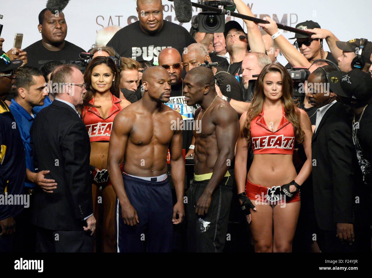 Las Vegas, NV, USA. 11. September, 2015. (L-R) Floyd Mayweather Jr. wiegt bei 146 Pfund wie er Gesichter off mit Andre Berto, die bei 145 Pfund Freitag im MGM Grand Hotel in gewogen. Floyd Mayweather Jr. wird Andre Berto für den WBC & WBA Weltmeistertitel im Weltergewicht am 12. September im MGM und auf ShowTime PPV übernehmen. Floyd Mayweather hat gesagt, dass dies seine letzte Kampf seiner Karriere 19 yr. Foto von: gen Blevins/LA DailyNews/Zumapress Credit: Gene Blevins/ZUMA Draht/Alamy Live-Nachrichten Stockfoto