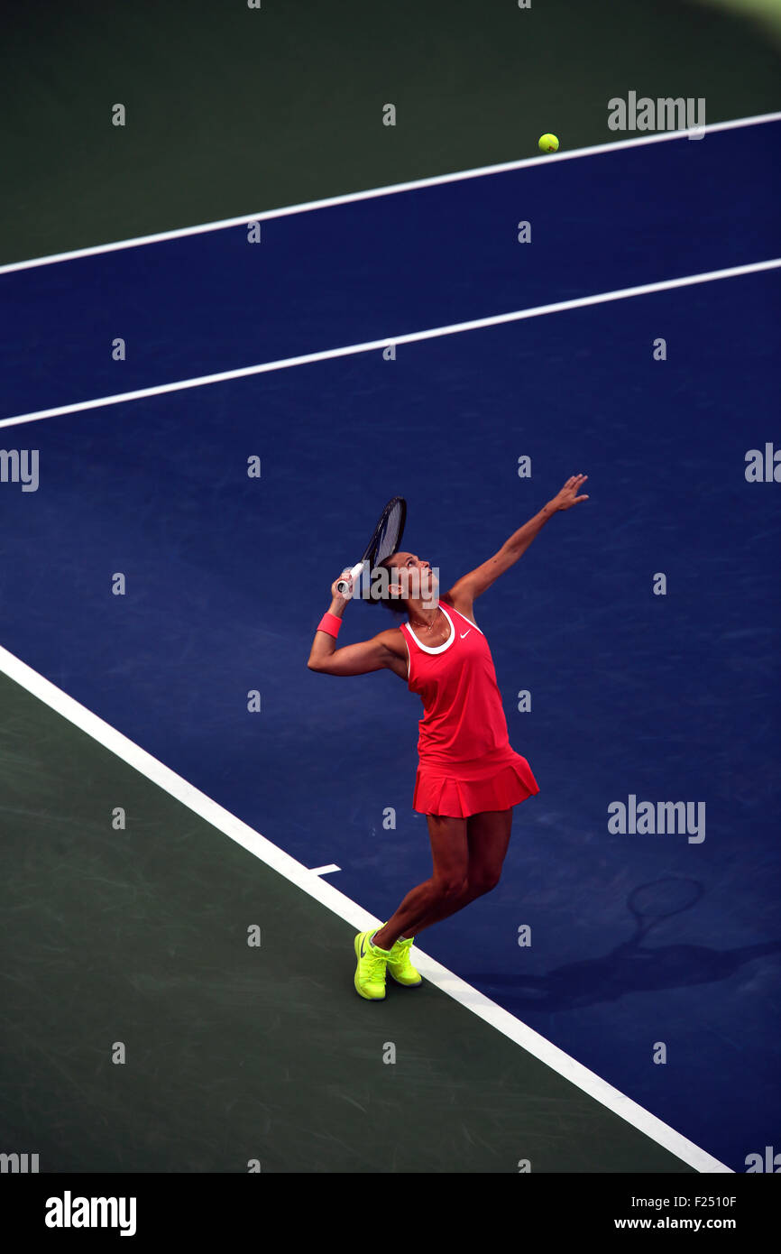 Flushing Meadows, New York, USA. 11. September, 2015. Roberta Vinci Italiens während ihrer Überraschungssieg über Serena Williams in ihrem Halbfinale bei den US Open in Flushing Meadows, New York am Nachmittag des 11. September 2015.  Vinci gewann das Spiel 2-6, 6-4, 6-4. Bildnachweis: Adam Stoltman/Alamy Live-Nachrichten Stockfoto